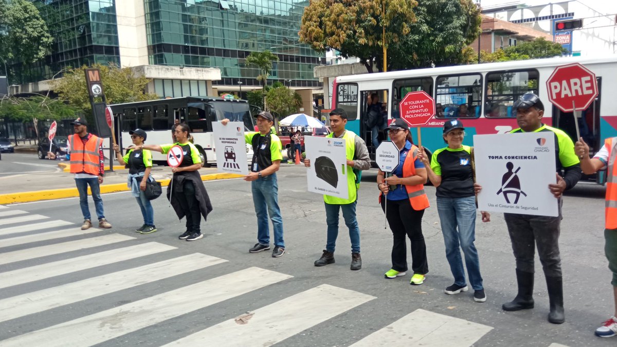 movilidadchacao's tweet photo. #28Julio  | En horas de la mañana se realizó actividad de sensibilización y concienciación en materia de prevención y seguridad vial
Av. Principal del Bosque con Av. Francisco Solano
El llamado es a cumplir y respetar las normas de transporte terrestre

@duquegustavoS 
@Chacao https://t.co/jthU1mVg5K