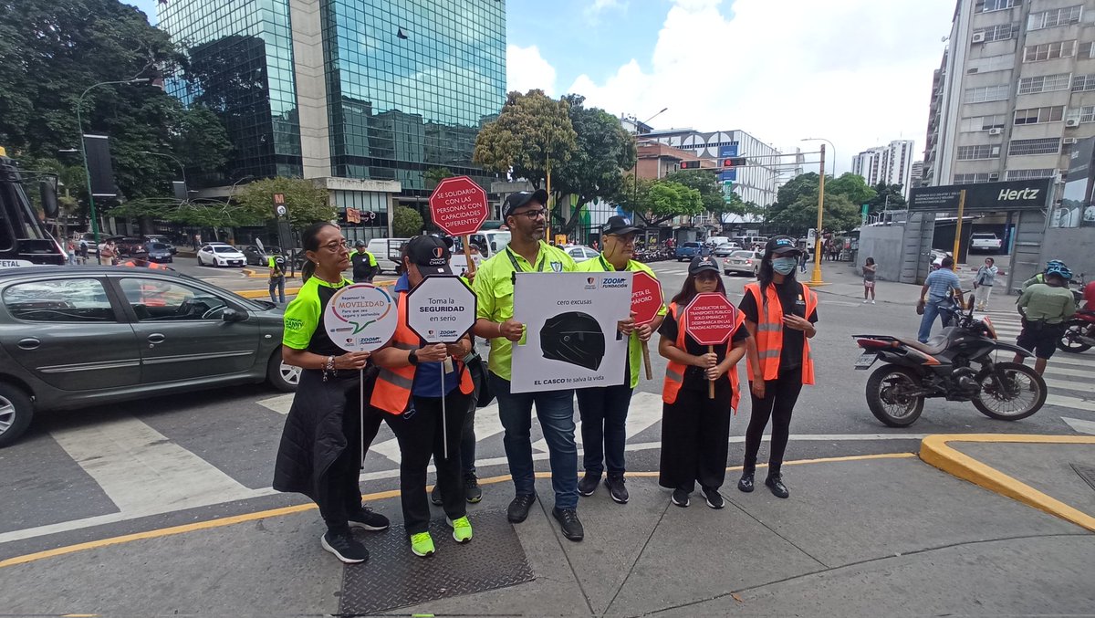 movilidadchacao's tweet photo. #28Julio  | En horas de la mañana se realizó actividad de sensibilización y concienciación en materia de prevención y seguridad vial
Av. Principal del Bosque con Av. Francisco Solano
El llamado es a cumplir y respetar las normas de transporte terrestre

@duquegustavoS 
@Chacao https://t.co/jthU1mVg5K