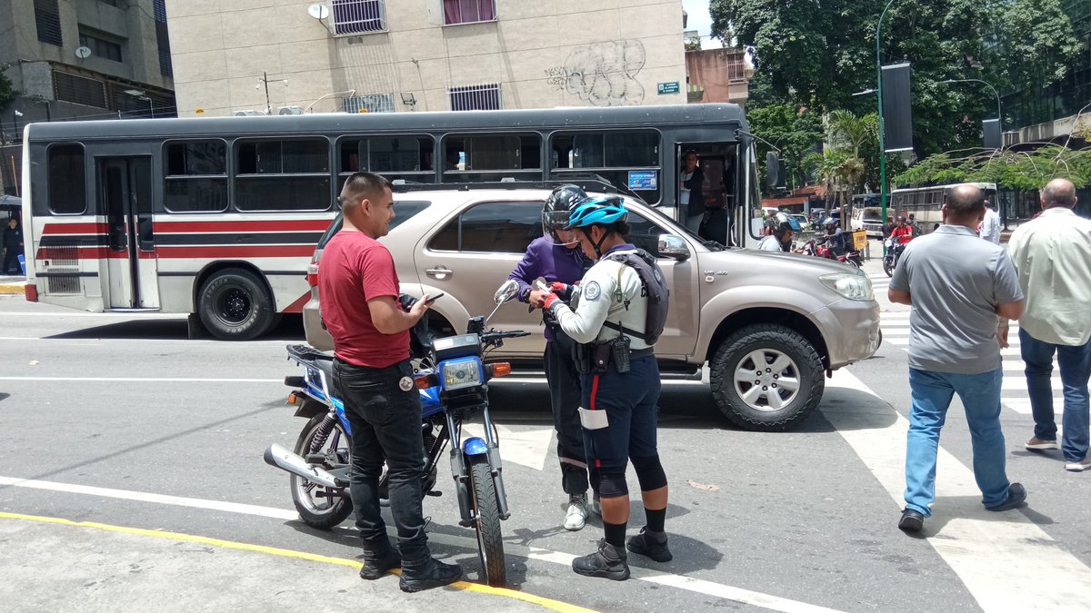movilidadchacao's tweet photo. #28Julio  | En horas de la mañana se realizó actividad de sensibilización y concienciación en materia de prevención y seguridad vial
Av. Principal del Bosque con Av. Francisco Solano
El llamado es a cumplir y respetar las normas de transporte terrestre

@duquegustavoS 
@Chacao https://t.co/jthU1mVg5K