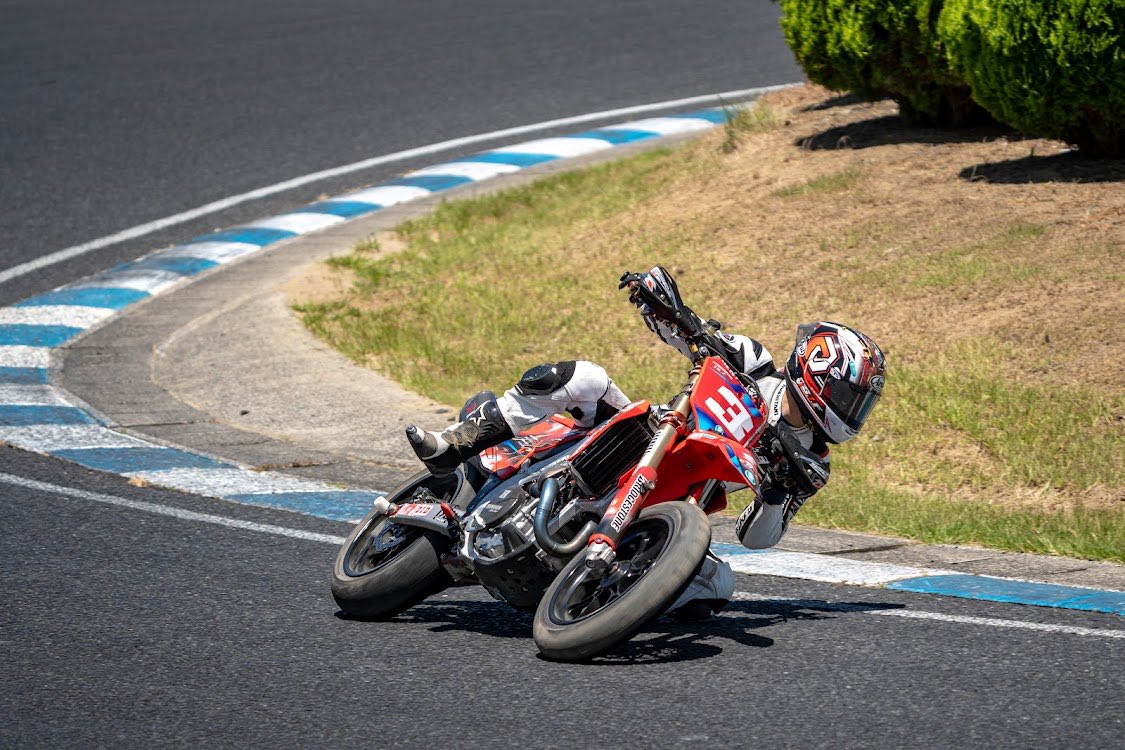 stf_supermoto's tweet photo. 【連勝ストップ】
全日本スーパーモト選手権
第4戦が7月23日茂原ツインサーキットにて開催されました。

S1PROクラス
#2 日浦 大治朗
ヒート1：2位
ヒート2：優勝
#3 長谷川修大
ヒート1：DNF
ヒート2：6位
#16 田所 隼
怪我療養中 https://t.co/Ob2fnkt5Q0