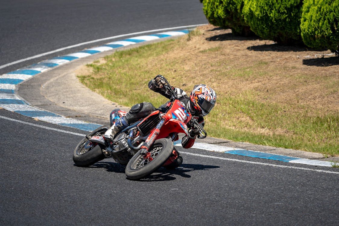 stf_supermoto's tweet photo. 【連勝ストップ】
全日本スーパーモト選手権
第4戦が7月23日茂原ツインサーキットにて開催されました。

S1PROクラス
#2 日浦 大治朗
ヒート1：2位
ヒート2：優勝
#3 長谷川修大
ヒート1：DNF
ヒート2：6位
#16 田所 隼
怪我療養中 https://t.co/Ob2fnkt5Q0