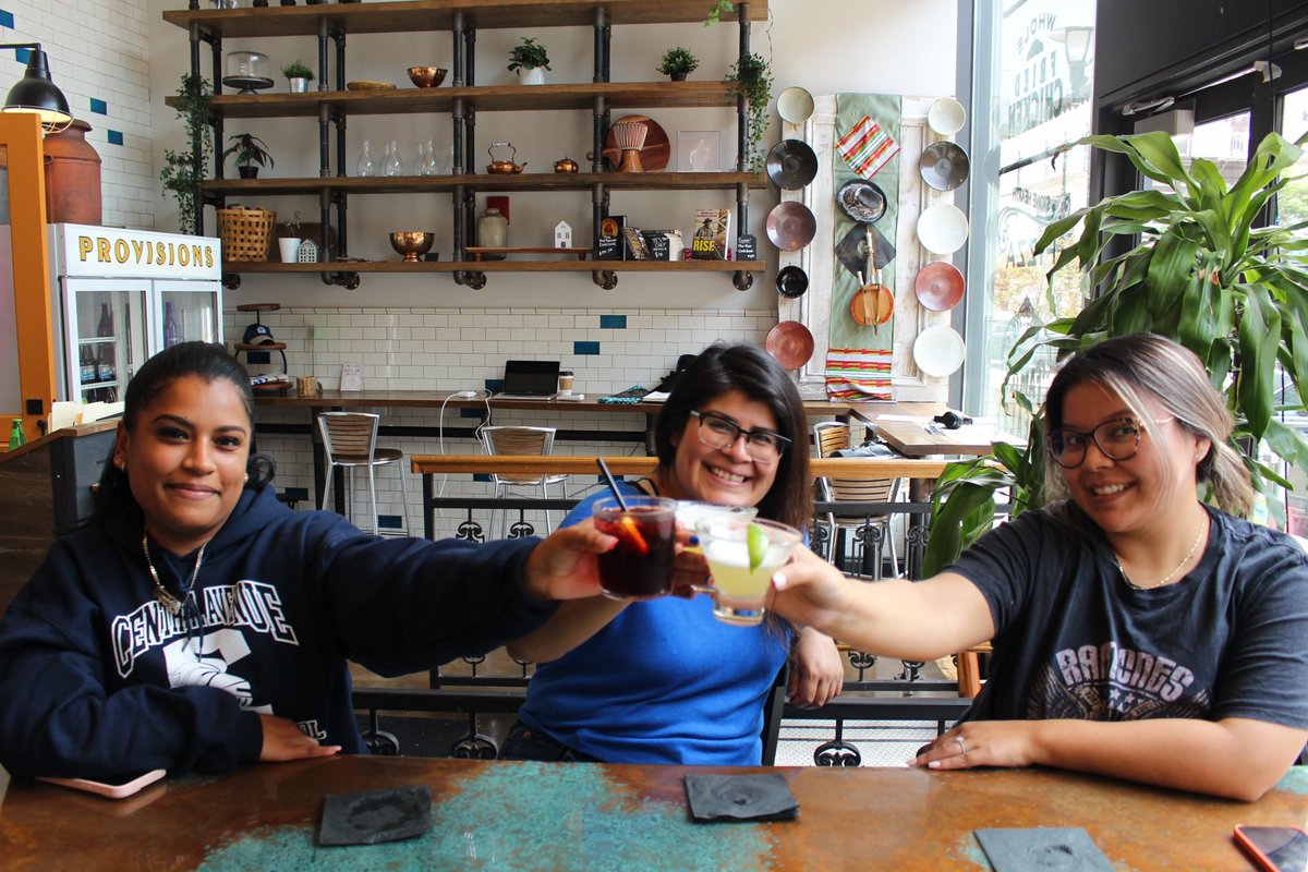 Cheers to the weekend 🍹!

#downtownnewark#halseystreet #cocktails #theweekend #celebration #goodfood #foodie #njfoodie