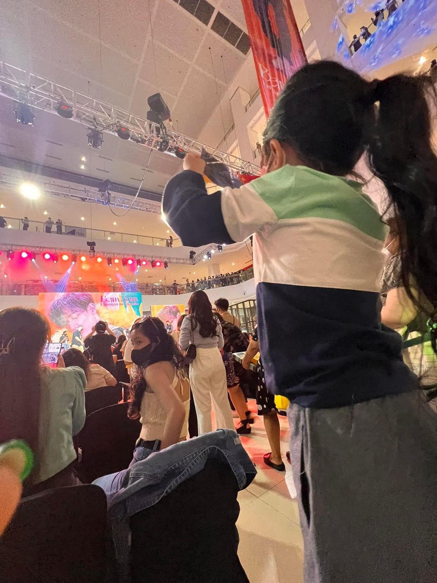 khaikhayy's tweet photo. konting fan lang 😂😂
pag may sumisigaw nagpapanic siya baka anjan na daw si Bambam 😂😂
#BamBam_TOUR_AREA52
#BamBamFansignMNL
#BamBam https://t.co/cN4u54WCGV