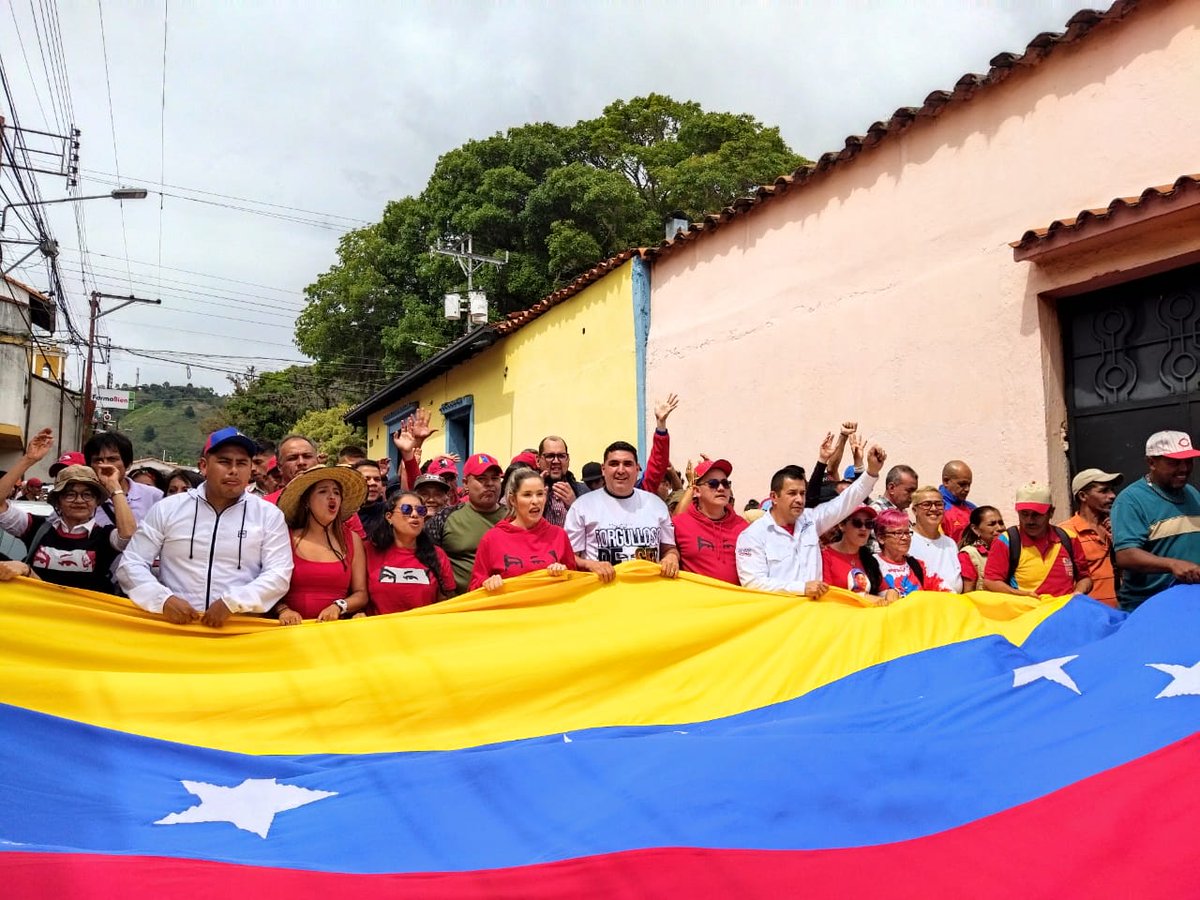 PartidoPSUV's tweet photo. El chavismo en Mérida salió a celebrar el cumpleaños 69° del Comandante Hugo Chávez
https://t.co/XRSmgUZJfP

#AmigoComandante https://t.co/fL3y6qCWeu