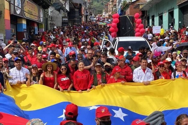 PartidoPSUV's tweet photo. El chavismo en Mérida salió a celebrar el cumpleaños 69° del Comandante Hugo Chávez
https://t.co/XRSmgUZJfP

#AmigoComandante https://t.co/fL3y6qCWeu