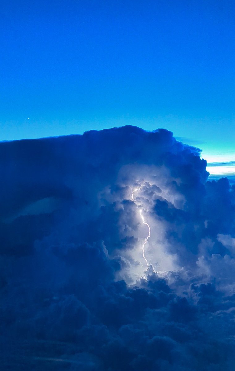 a_flyguy's tweet image. Thankfully our Airbus had the optional flux capacitor installed, so we could fly through lightning, and give our passengers a pleasant ride. 

Woke up this morning and had a new brand of chips called Ruffles Lays coincidentally, tastes pretty great! 
#OUTATIME