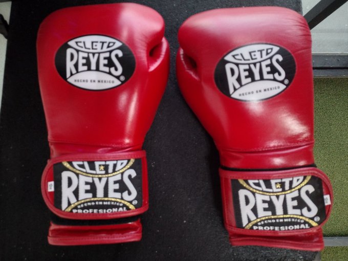 First day with my new red Reyes gloves. Happy birthday to me! 🙂 https://t.co/IB2brGyxoF