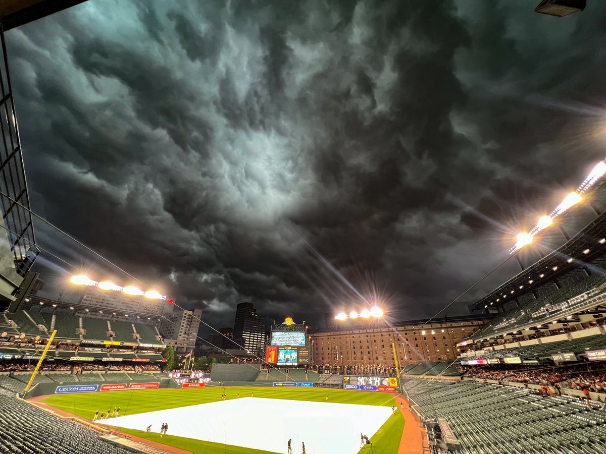 PlaysOfTheWeek's tweet photo. Ese cielo en Baltimore se ve repleto de OVNIS https://t.co/nzQicceN5T