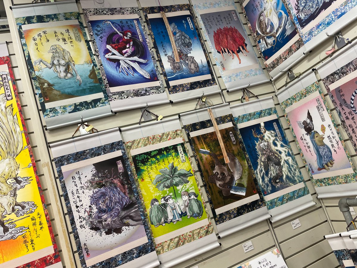 orochidou's tweet image. 渋谷ハンズで開催の #妖怪蚤の市 最初の週末がやってきました。
『妖怪姉さんコレクション』(#YNC)で姉さん化させたアマビエの掛け軸ももちろんおります。

山梨の「ヨゲンノトリ」も一緒の掛け軸もあり！
ぜひ渋谷にお立ち寄りの際はご覧くださいませ！
※概要は３枚目画像ALTをどうぞ