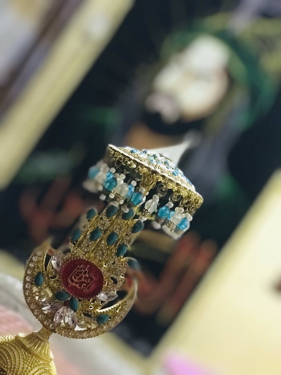 سجِدَ الفُراتُ على أصابِع كفهِ 
 لمّا رقت فوق الفُراتِ يداهُ