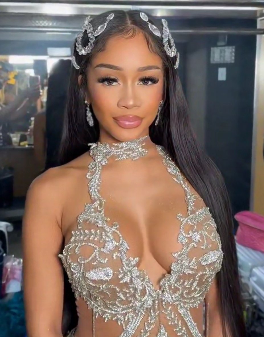 infosaweetiebr's tweet photo. 🚨 MUDANÇA DE PLANOS! O álbum de estreia da Saweetie NÃO se chamará mais "Pretty Bitch Music".

Saweetie afirmou que ainda está escolhendo o título do seu debut. https://t.co/FNCUkfNuLB