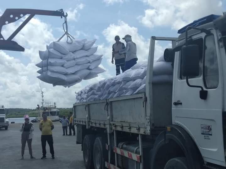 LubenSmith's tweet photo. Comerciantes y transportistas redoblan  esfuerzos para asegurar la canasta familiar normada.
#
#ComercioCuba https://t.co/nkCpfy9jvp
