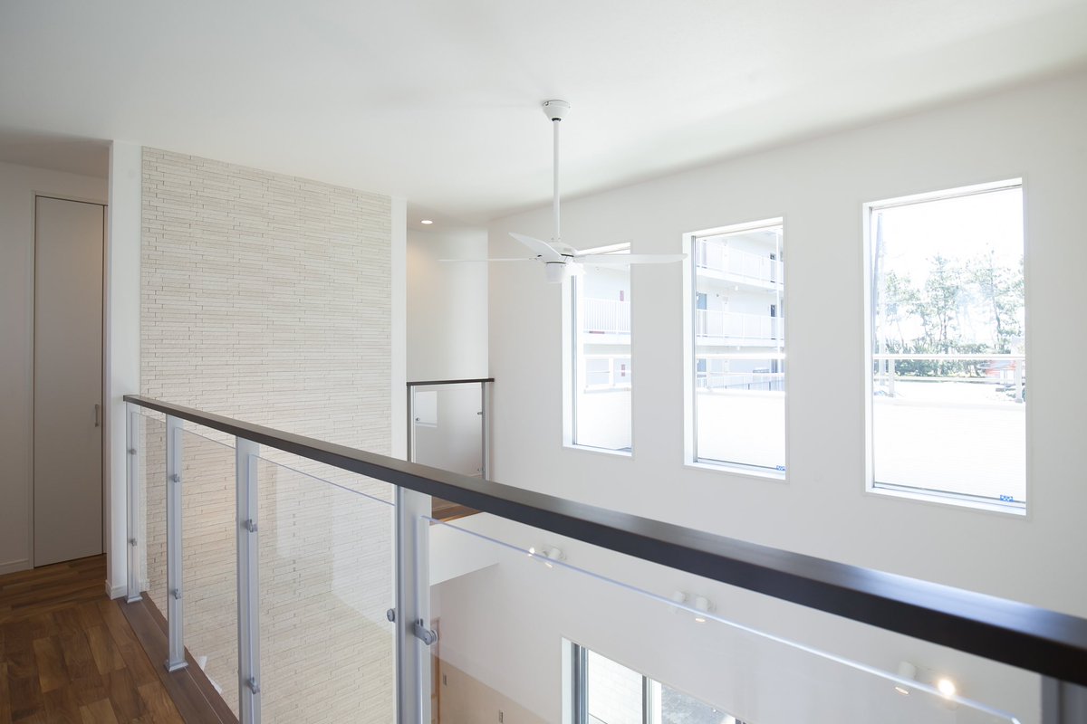 窓があるので太陽☀️の光が入ってきて明るいです！

手すりにはガラスが付いているので安心😮‍💨です！

ガラスにもかけるペンとか使って落書きも楽しそうです！🥰

#吹き抜け
 #吹き抜けリビング
 #吹き抜けのある家 
#吹き抜け照明 
#杉森建設