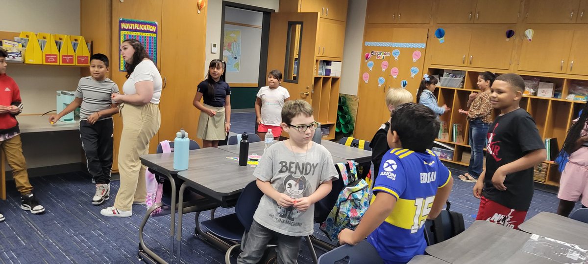 schuckm9's tweet photo. Working on teamwork and community building this first week of school.
#wearewayne
@BrittonAWayne https://t.co/aAP99vivvO