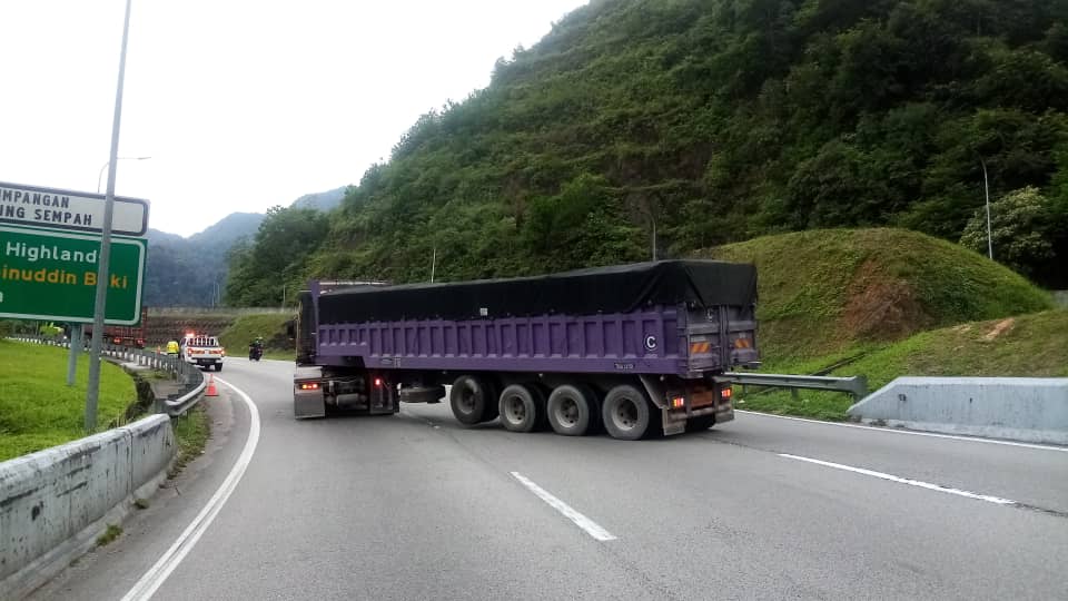 LPTTrafik's tweet photo. 8.10am KL-Karak@E8 : AWAS! 
Terdapat kejadian lori terundur di Km 35.9 arah Timur (Gombak-Gtg. Sempah). Semua lorong ditutup kepada lalulintas. Trafik sesak 1.4KM dari Km 34.5 hingga lokasi. Kerja-kerja pengalihan sedang dijalankan. @llmtrafik https://t.co/e0HQpw3nzF