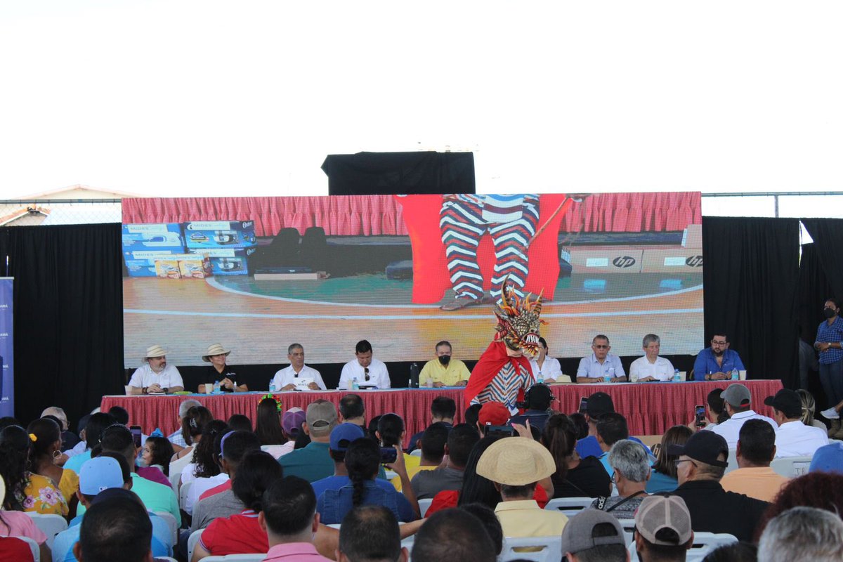 MOPPma's tweet image. 📍Parita, Herrera | El Pdte. @nitocortizo junto al director de la @oerpanama, Leonardo Alessandria, entregó la Orden de Proceder para la instalación de materiales y equipos e interconexión para los proyectos de extensión de línea en comunidades de Coclé, Herrera y Los Santos.