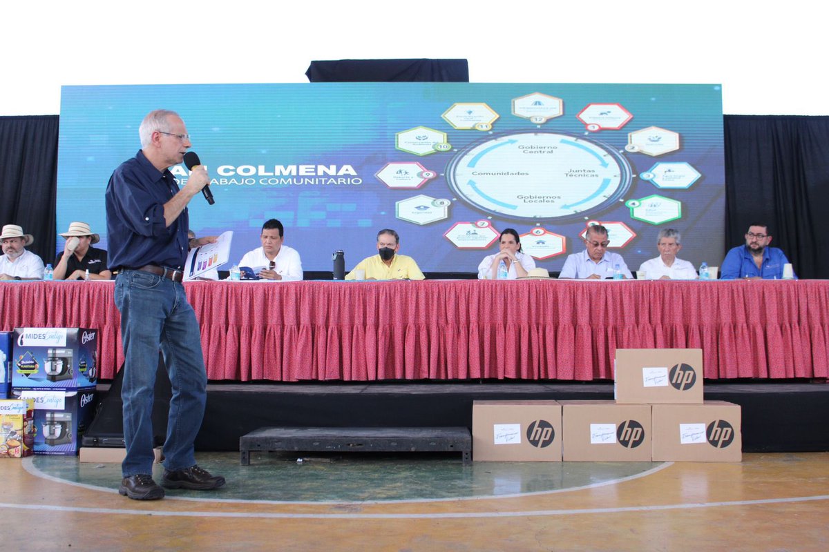 MOPPma's tweet image. 📍Parita, Herrera | El Pdte. @nitocortizo junto al director de la @oerpanama, Leonardo Alessandria, entregó la Orden de Proceder para la instalación de materiales y equipos e interconexión para los proyectos de extensión de línea en comunidades de Coclé, Herrera y Los Santos.