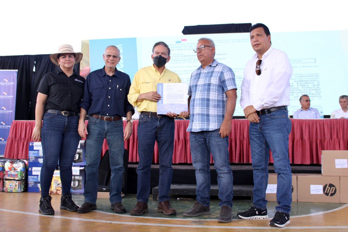 MOPPma's tweet image. 📍Parita, Herrera | El Pdte. @nitocortizo junto al director de la @oerpanama, Leonardo Alessandria, entregó la Orden de Proceder para la instalación de materiales y equipos e interconexión para los proyectos de extensión de línea en comunidades de Coclé, Herrera y Los Santos.