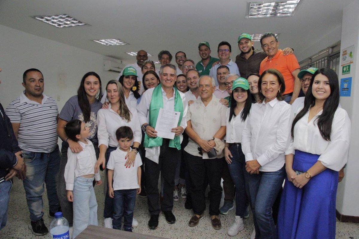 AndresJRendonC's tweet photo. ¡Qué gran día!
Aún estoy lleno de emoción por ver la compañía de tantos coterráneos en mi inscripción a la @Registraduria. 
Hice mi mayor esfuerzo por saludar y agradecer a cada uno, su respaldo me llena de energía y motivación para los siguientes tres meses. 
Tengo un compromiso superior con cada Antioqueño y voy a honrar el amor que tengo por este departamento. 
#PorAntioquiaFirme