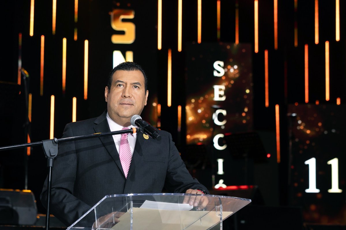 RamirezMiguel64's tweet photo. El Personal de Apoyo y Asistencia a la Educación 🧑‍💼👨‍💼 cuenta con el respaldo de su sindicato, garantizó el Srio. Gral. del #SNTE 📚 Mtro. Alfonso Cepeda Salas en reunión con 2 mil 500 agremiados de la @secc11cdmx ✔️ a quienes reconoció su labor🏫

Nota 👉 https://t.co/3sizBpVkK7 https://t.co/m5F3USFWLR