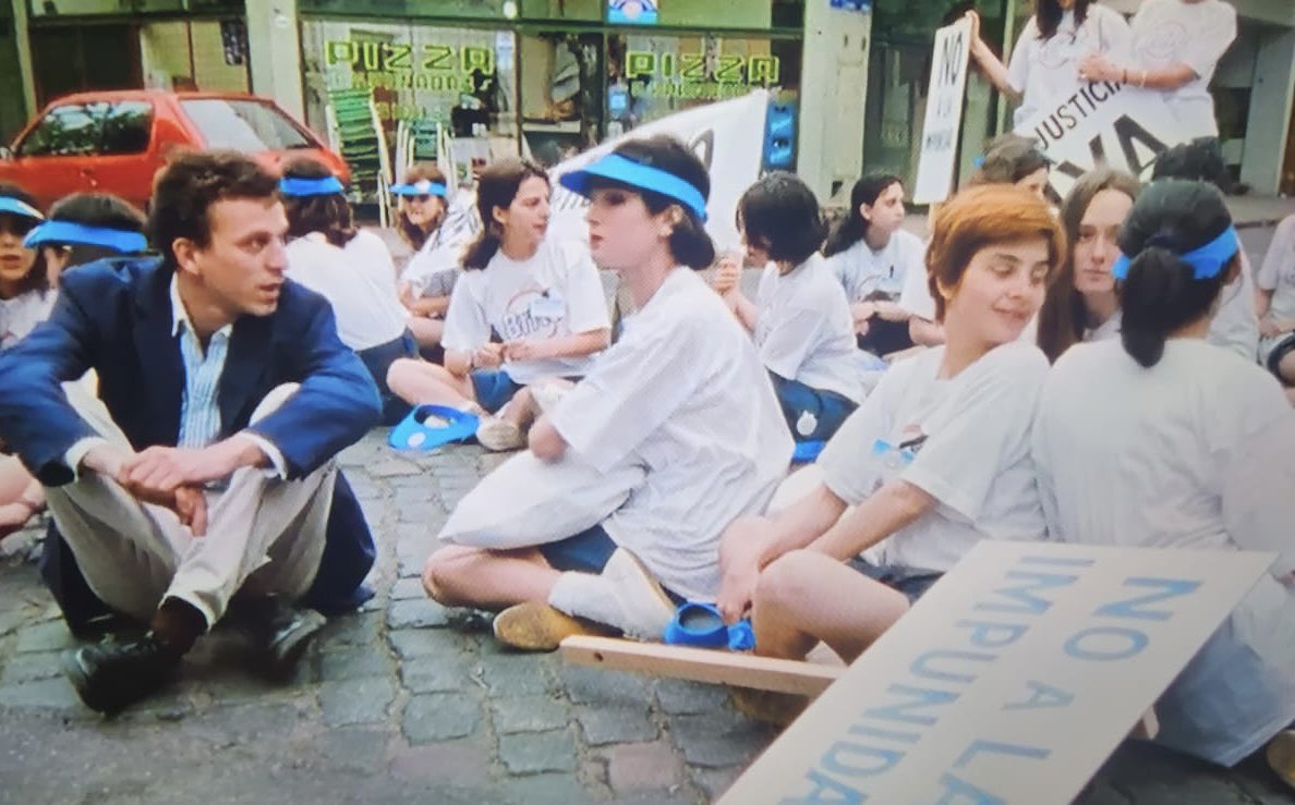 paulamariasch's tweet photo. Sentada de promotoras en Silvia Prieto con @purasensacion y yo de #coladas (Palermo Viejo, 1993). https://t.co/hkmZ6TFl1J