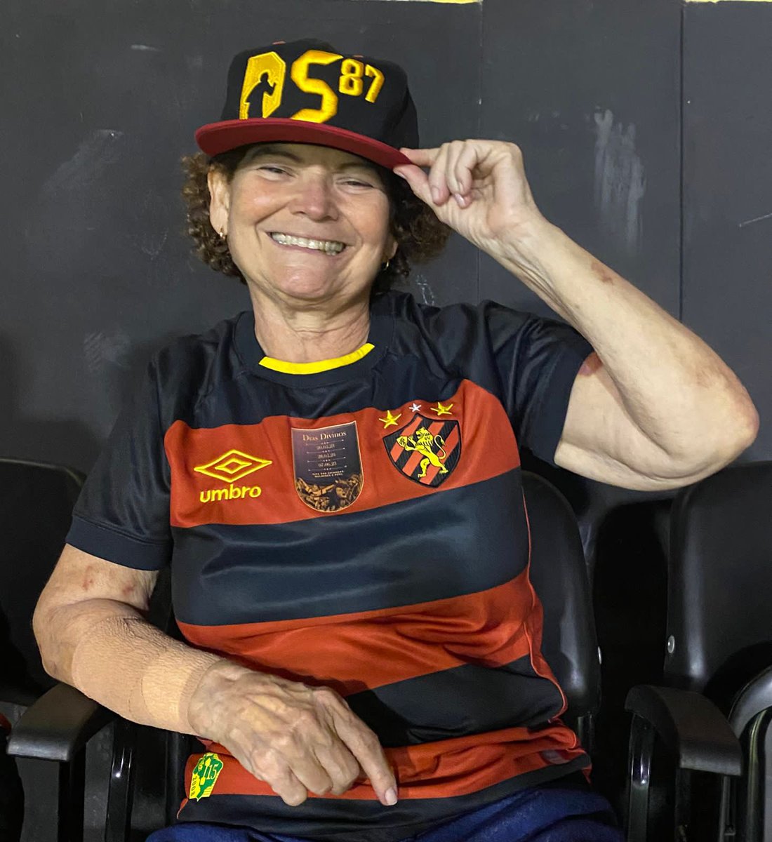 Lenylda5's tweet photo. Na Ilha do Retiro, pronta para vê o jogo e recepcionar o HOMI… #DS87 https://t.co/0ik8EfQ8NN
