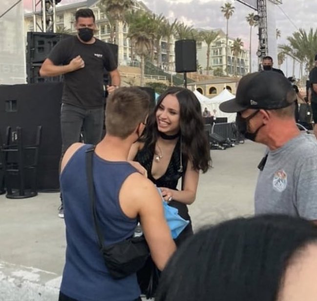ev3_SN's tweet photo. Sofia Carson performed one of her own songs at the filming of the Oceanside concert scene for the Purple Hearts movie.
Also seen  is the generosity of Nicholas Galitzine for being by her side even though he’s not part of the shoot.💜💜
🎥Cr: Mike Batie
Happy 1 year  Purple Hearts https://t.co/6gfUjBN4rb