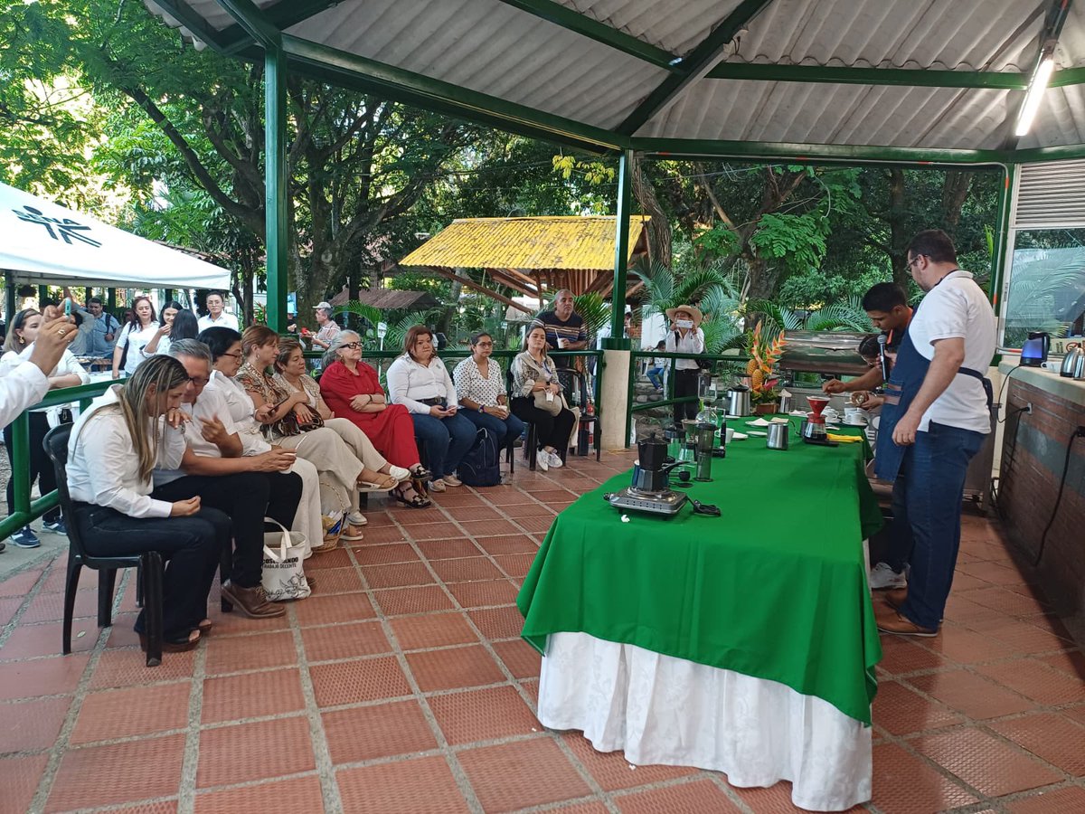 GloriaMSanchezA's tweet photo. En el marco de cierre de la visita de la @MintrabajoCol Gloria Inés Ramírez al @CEFAcomunica mediante diferentes actividades se evidenció el trabajo y liderazgo encabezado por nuestros aprendices e instructores de la región #TalentoSENA https://t.co/xtZwmzZ4yR