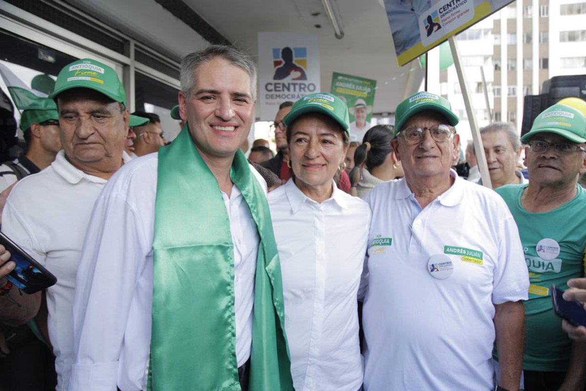 AndresJRendonC's tweet photo. Cada respaldo es un tesoro, cada Antioqueño es un reto diferente y sueño con transformar positivamente la vida de todos. Pero sin duda mi familia es la que me inspira: lo que quiero para ellos es lo que deseo para cada coterráneo. Hoy me comprometo a trabajar por Antioquia con amor, convicción y dedicación. 
#PorAntioquiaFirme