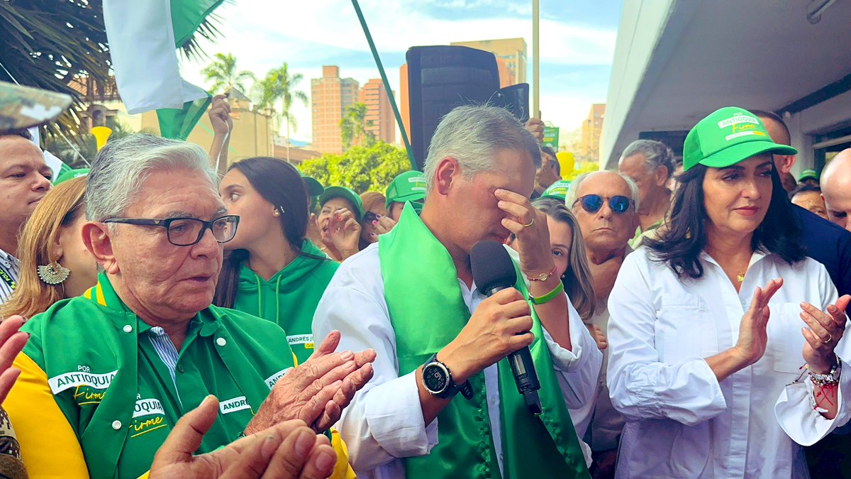AndresJRendonC's tweet photo. Cada respaldo es un tesoro, cada Antioqueño es un reto diferente y sueño con transformar positivamente la vida de todos. Pero sin duda mi familia es la que me inspira: lo que quiero para ellos es lo que deseo para cada coterráneo. Hoy me comprometo a trabajar por Antioquia con amor, convicción y dedicación. 
#PorAntioquiaFirme