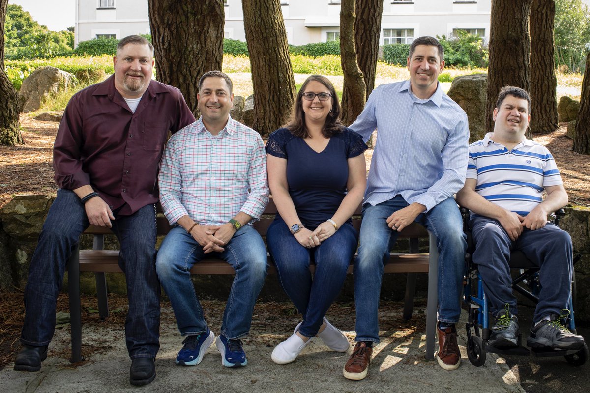 MsLinehanBMES's tweet photo. I’m from a big Irish/Italian family and though we get together often, we rarely  take a family picture. But trip of a lifetime to Ireland gave us some, but I wish we had done more! The first one I photoshopped myself in because apparently they forgot about me 🤣 #YoungestChild https://t.co/waVB4O2P0w