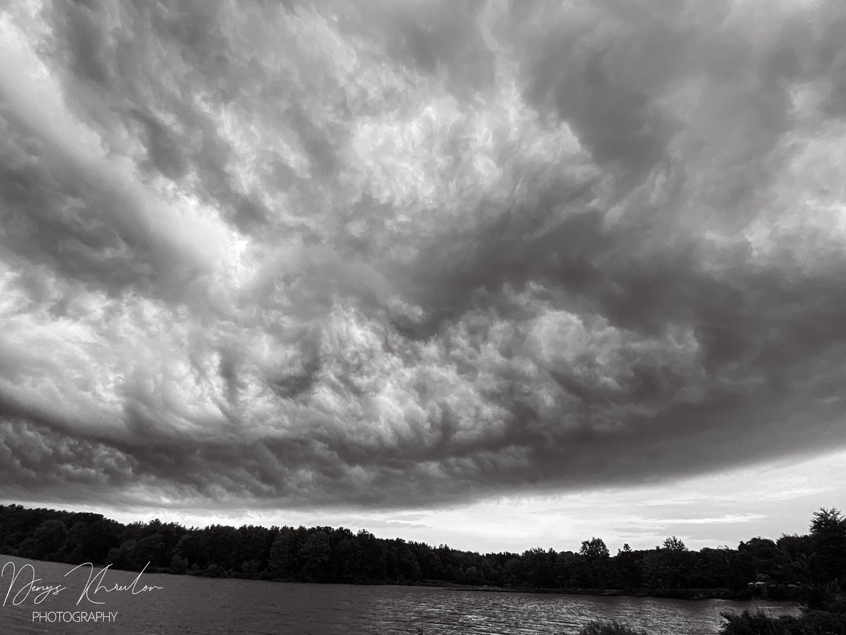 Shelf cloud madness this afternoon… Jamestown, PA. ⛈️

#thunderstorm #shelfcloud #lakeerie #WeatherRetweet #ThePhotoHour #StormHour

@spann