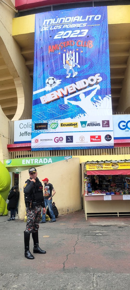GuardiaCuenca's tweet photo. ¡Formamos parte de las tradiciones!

#GuardiaCiudadana está presente en la inauguración del #MundialitoDeLosPobres.

Todas las fechas contarán con nuestros agentes para cuidar el #OrdenControlSeguridad junto a todos los organismos que forman parte del #EOICuenca.

#AmorPorCuenca https://t.co/XierybPmJJ