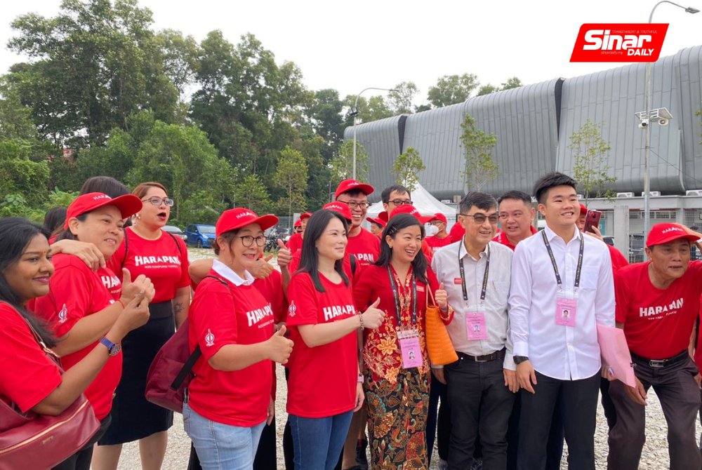 sinardailymy's tweet image. PETALING JAYA - Kampung Tunku Pakatan Harapan candidate Lim Yi Wei arrives at the nomination center with determination ahead of the upcoming state polls. #LimYiWei #NominationCenter #StatePolls