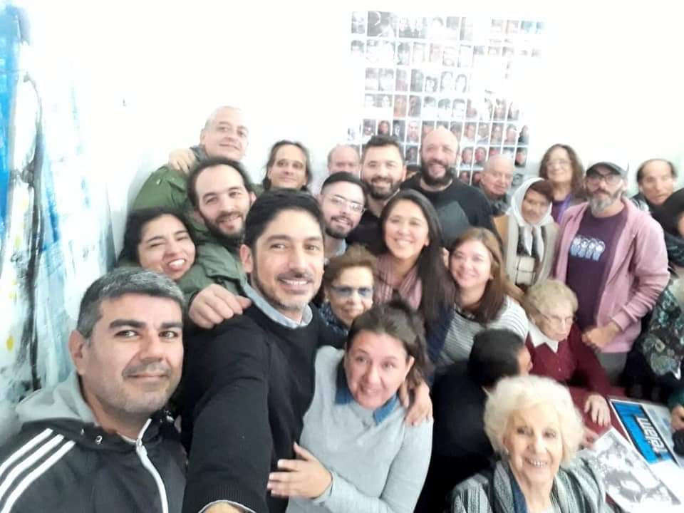 LoreBattistiol's tweet photo. Faltan casi 300 nietos y nietas de las Abuelas, hermanas y hermanos nuestrxs. Que este aventón que se vendrá con este encuentro, le mueva la coctelera a todo aquel o aquella que tenga un dato para aportar.
Nos merecemos bellos milagros.
Bienvenido #Nieto133 https://t.co/om0BF6PYGN