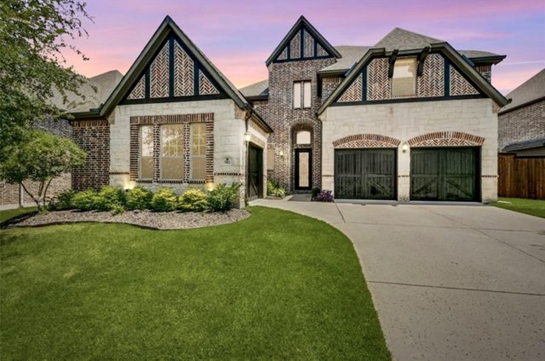 cathybrowne8's tweet image. Come see this 2015 Gorgeous Normandy home in West Allen!!🎉🎉🎉Roof 2023, Tankless water heater, Hardwoods!! 
4237 sq.ft.🤩🤩🤩
Offered at $998,000
#luxuryhome #compassdfw
#upgraded #mediaroom 
#thecathyb #readyformovein