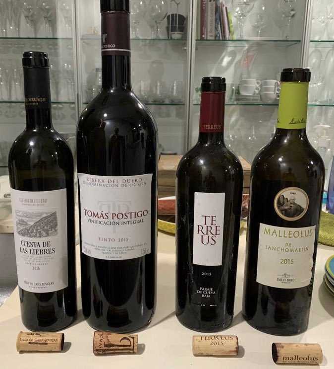 vinosyvinazos's tweet photo. Hoy probamos 4 2015 del Duero. Gustó #VinificaciónIntegral #Postigo y menos #Sanchomartin @emilio_moro,más flojo q el resto.El #Terreus bien,en su línea.#CuestadelasLiebres @almacarraovejas como se esperaba,vinazo con todo lo q se puede pedir a un vino de ese nivel.Exquisito. https://t.co/8N0z3PGZQT