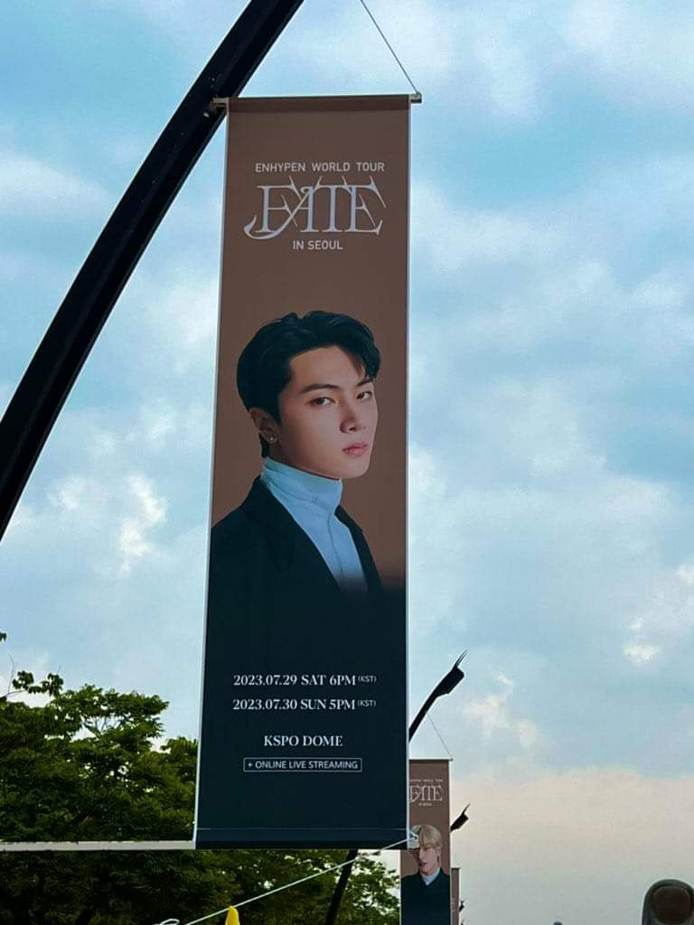 buzzsetter_'s tweet photo. ENHYPEN member’s banner for their “world tour: Fate in Seoul” today.

#엔하이픈 #ENHYPEN 
#EN_WORLDTOUR_FATE #FATE_IN_SEOUL @ENHYPEN @ENHYPEN_members https://t.co/zxwQmI5u2T