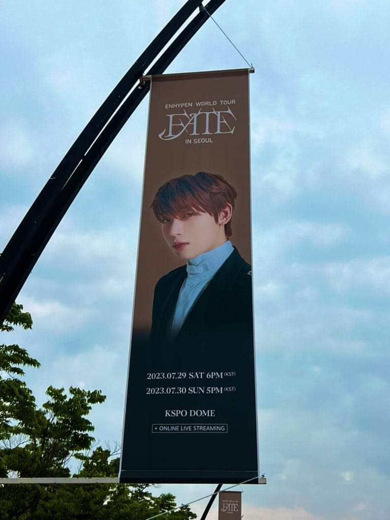 buzzsetter_'s tweet photo. ENHYPEN member’s banner for their “world tour: Fate in Seoul” today.

#엔하이픈 #ENHYPEN 
#EN_WORLDTOUR_FATE #FATE_IN_SEOUL @ENHYPEN @ENHYPEN_members https://t.co/zxwQmI5u2T