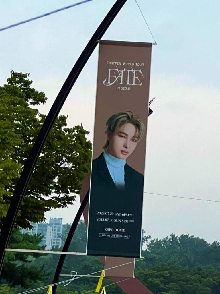 buzzsetter_'s tweet photo. ENHYPEN member’s banner for their “world tour: Fate in Seoul” today.

#엔하이픈 #ENHYPEN 
#EN_WORLDTOUR_FATE #FATE_IN_SEOUL @ENHYPEN @ENHYPEN_members https://t.co/zxwQmI5u2T