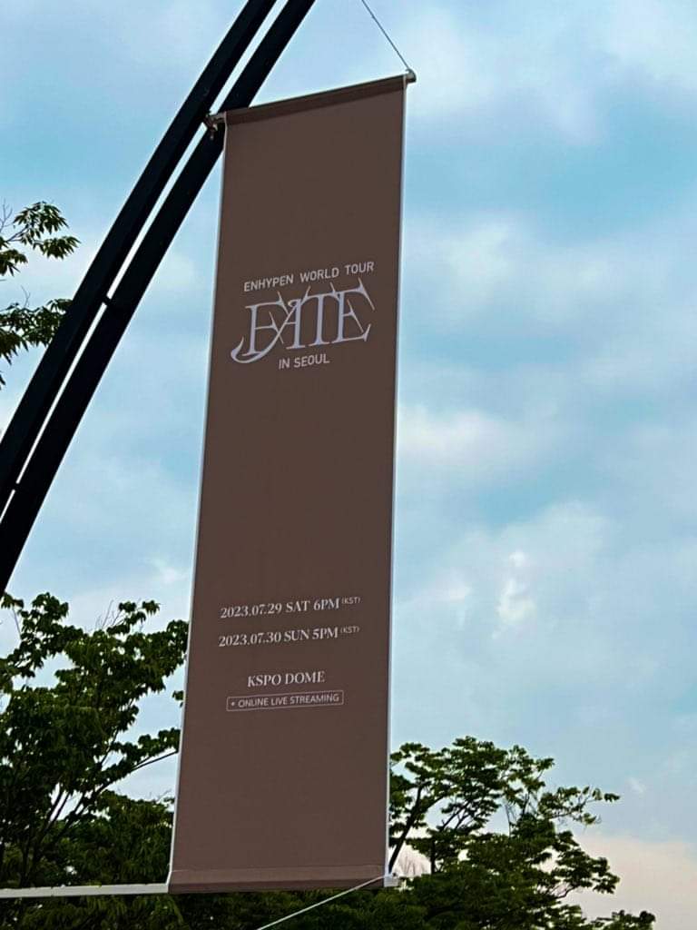 buzzsetter_'s tweet photo. ENHYPEN member’s banner for their “world tour: Fate in Seoul” today.

#엔하이픈 #ENHYPEN 
#EN_WORLDTOUR_FATE #FATE_IN_SEOUL @ENHYPEN @ENHYPEN_members https://t.co/zxwQmI5u2T