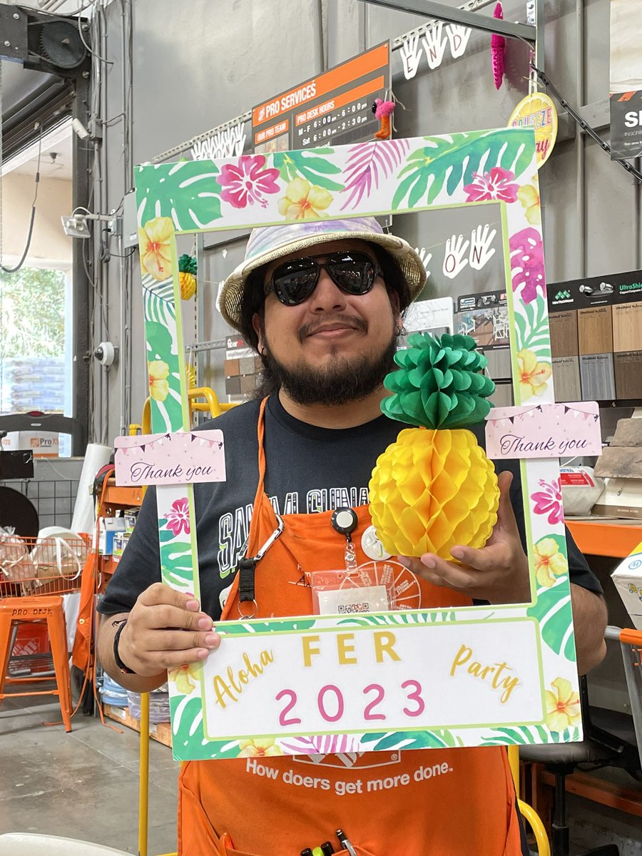 SharksBri8's tweet photo. A few pictures from 0642 during Front End Recognition!! Love seeing our team have some fun at work!! Thank you @kubiak_scott for jumping in https://t.co/KWWfE8TI8C