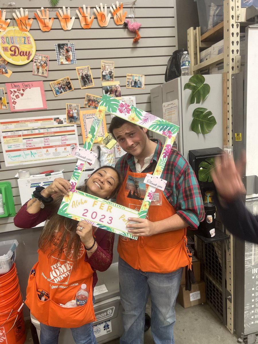SharksBri8's tweet photo. A few pictures from 0642 during Front End Recognition!! Love seeing our team have some fun at work!! Thank you @kubiak_scott for jumping in https://t.co/KWWfE8TI8C