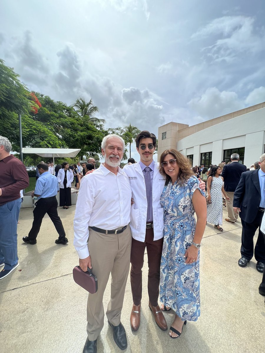 MiaDughi's tweet image. Proud sister! @iancespedes 🥼🩺#PantherPride #FIUmed @FIUMedicine #PawsUp #whitecoat