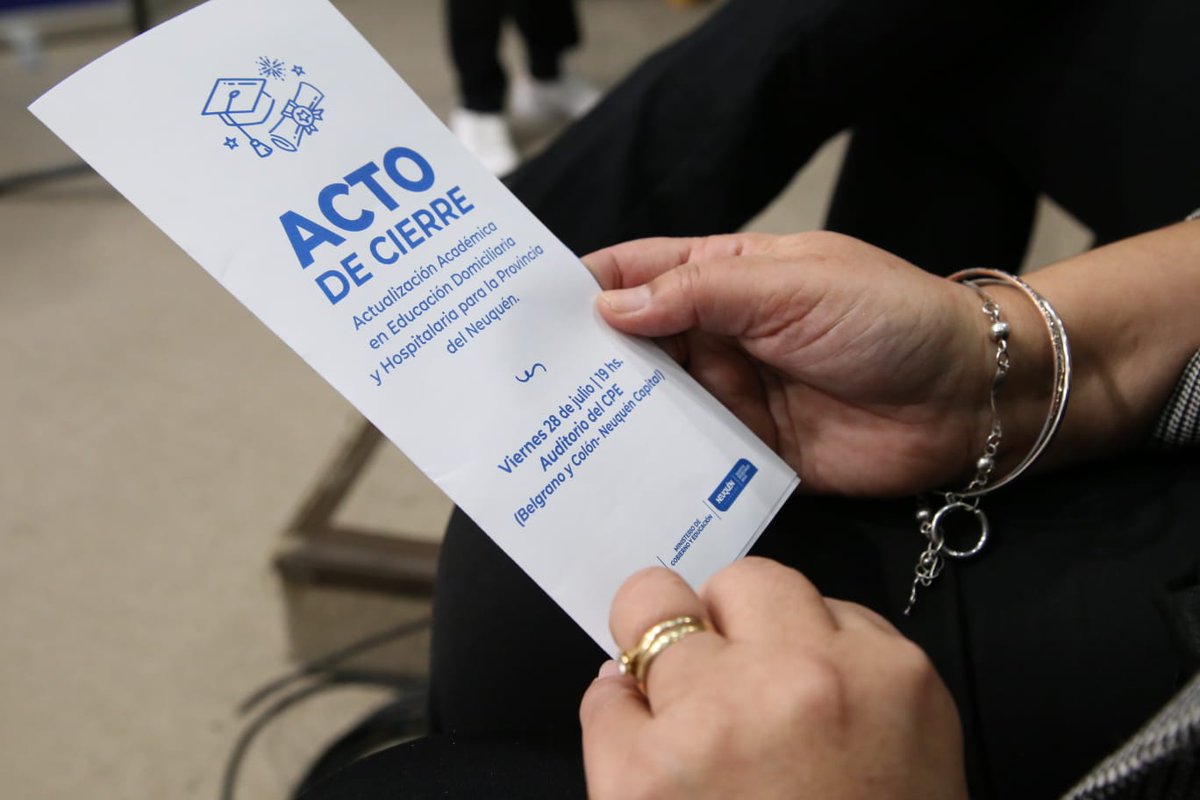 RFlutsch's tweet photo. #Hoy en el Auditorio del #CPE, entregamos sus diplomas a 61 docentes de Educación Inicial y Primaria de #NeuquénProvincia que realizaron el postítulo “Actualización Académica en Educación Domiciliaria y Hospitalaria”.
#MinisterioGobiernoEducación
#CPE https://t.co/odBDFBhrsY