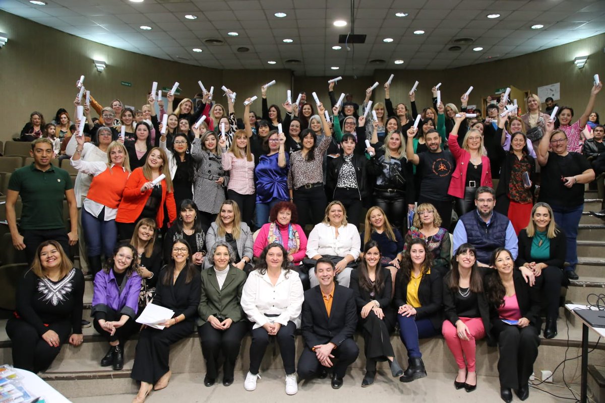 RFlutsch's tweet photo. Felicitaciones a las y los docentes por este trayecto recorrido y a todo el equipo de la dirección de EDyH y de Educación Superior por articular este espacio de formación continua que garantiza el acompañamiento de trayectorias escolares de estudiantes en situación de enfermedad. https://t.co/AGFla42Oqh