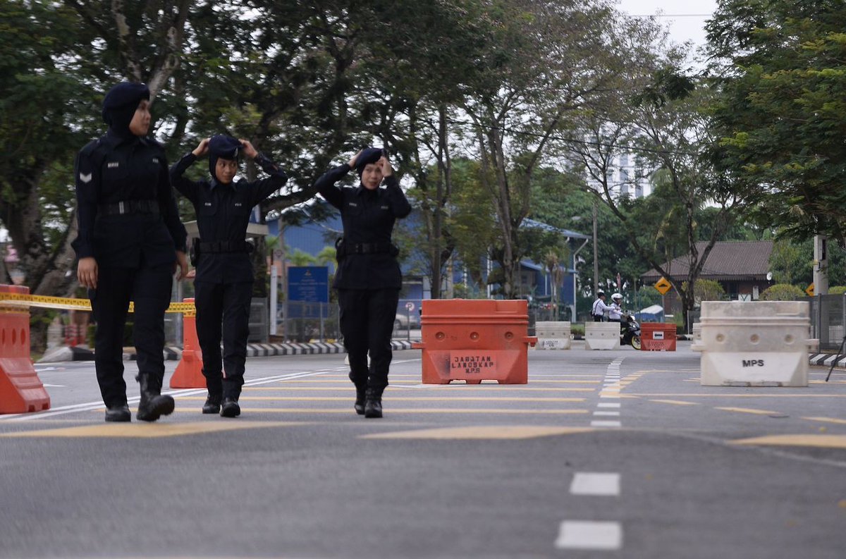 theSundaily's tweet image. Police officers are seen stationed at the nomination centre in Selayang. 

#thesun #thesundaily #statepolls #malaysianews #Selangor