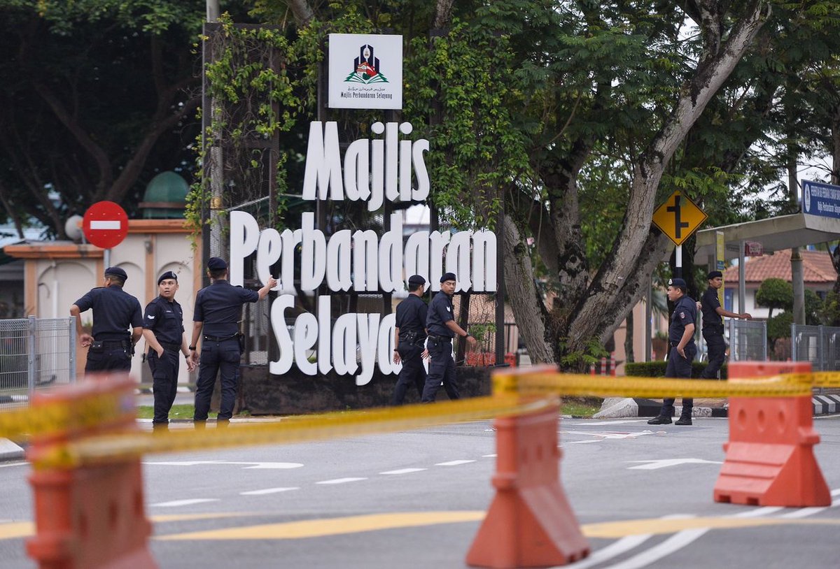 theSundaily's tweet image. Police officers are seen stationed at the nomination centre in Selayang. 

#thesun #thesundaily #statepolls #malaysianews #Selangor