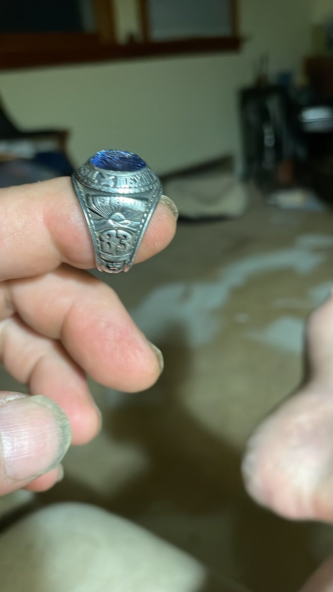 brchapman65's tweet photo. #classof1983 who still has their class ring ? https://t.co/69kSNOing2