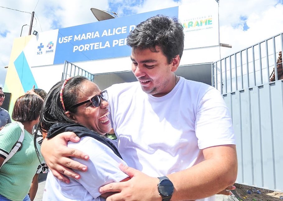 p_casefernandes's tweet photo. O trabalho árduo sempre gera bons resultados! É isso que temos visto acontecer no Arame! 

Hoje foi dia de entregar uma escavadeira hidráulica e um caminhão toco para o município, fruto do trabalho comprometido do deputado federal @depPedroLucasF. https://t.co/2ajYsVgRz5